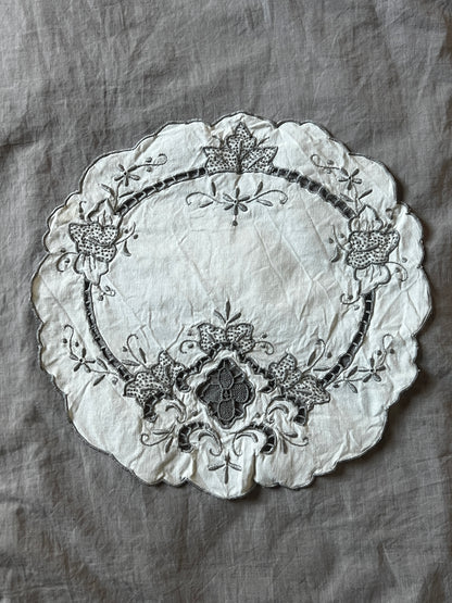 マデイラ刺繍ドイリー