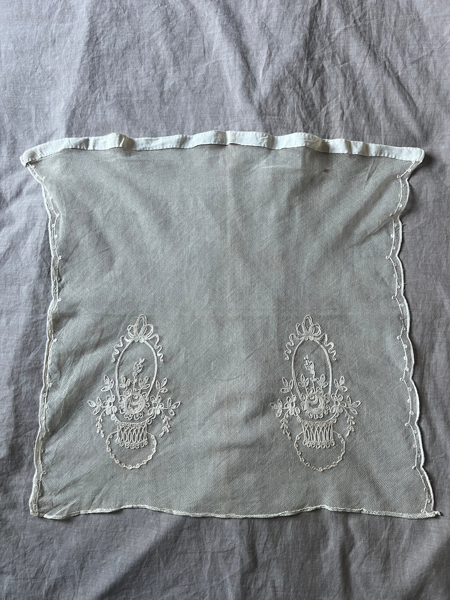 チュール刺繍レースのミニカーテン