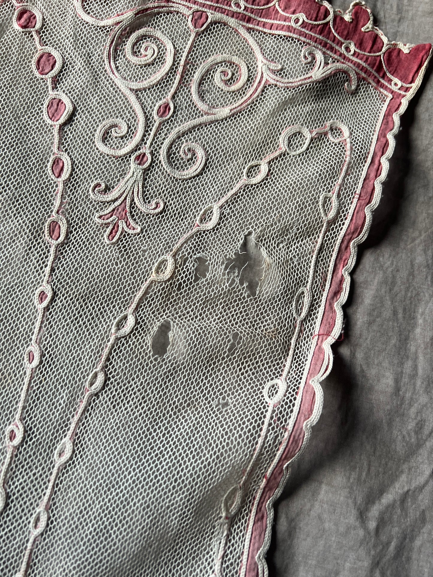 コルネリー刺繍のチュールカーテンペアセット