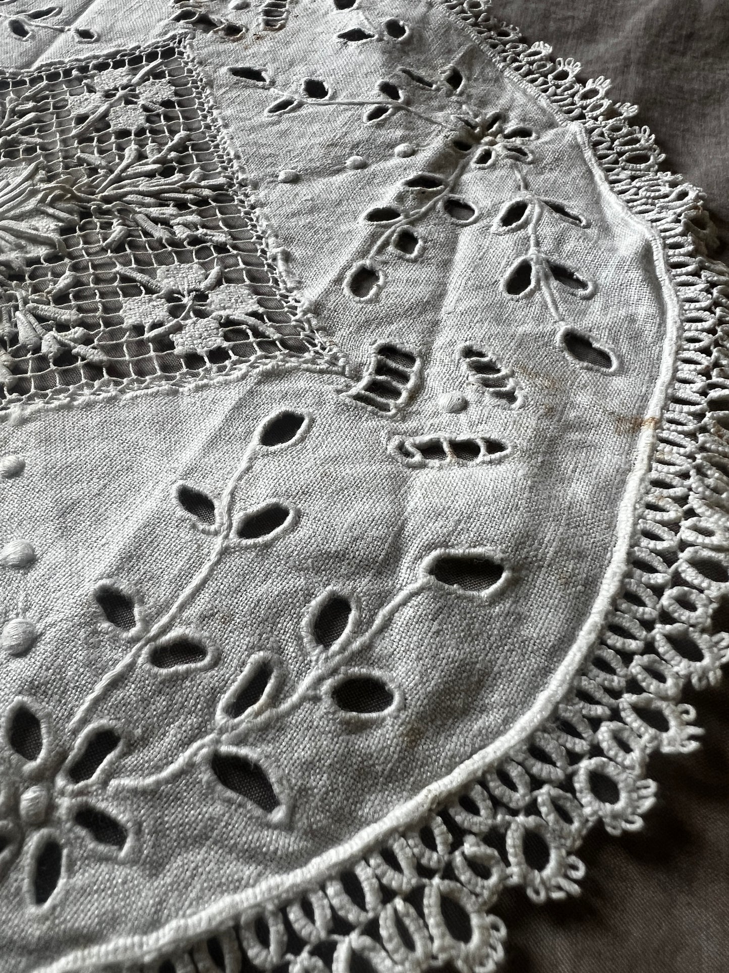 レースと刺繍のドイリー