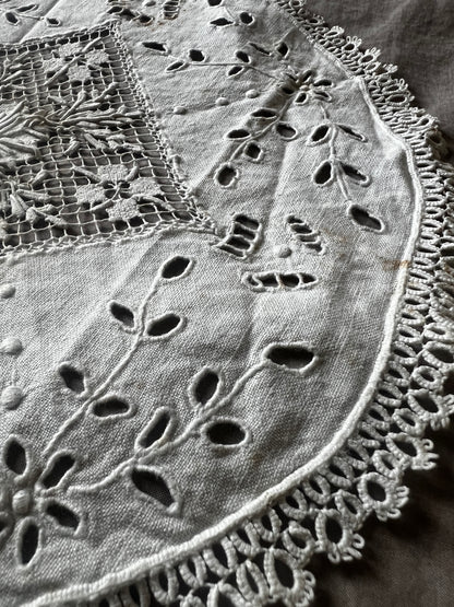 レースと刺繍のドイリー