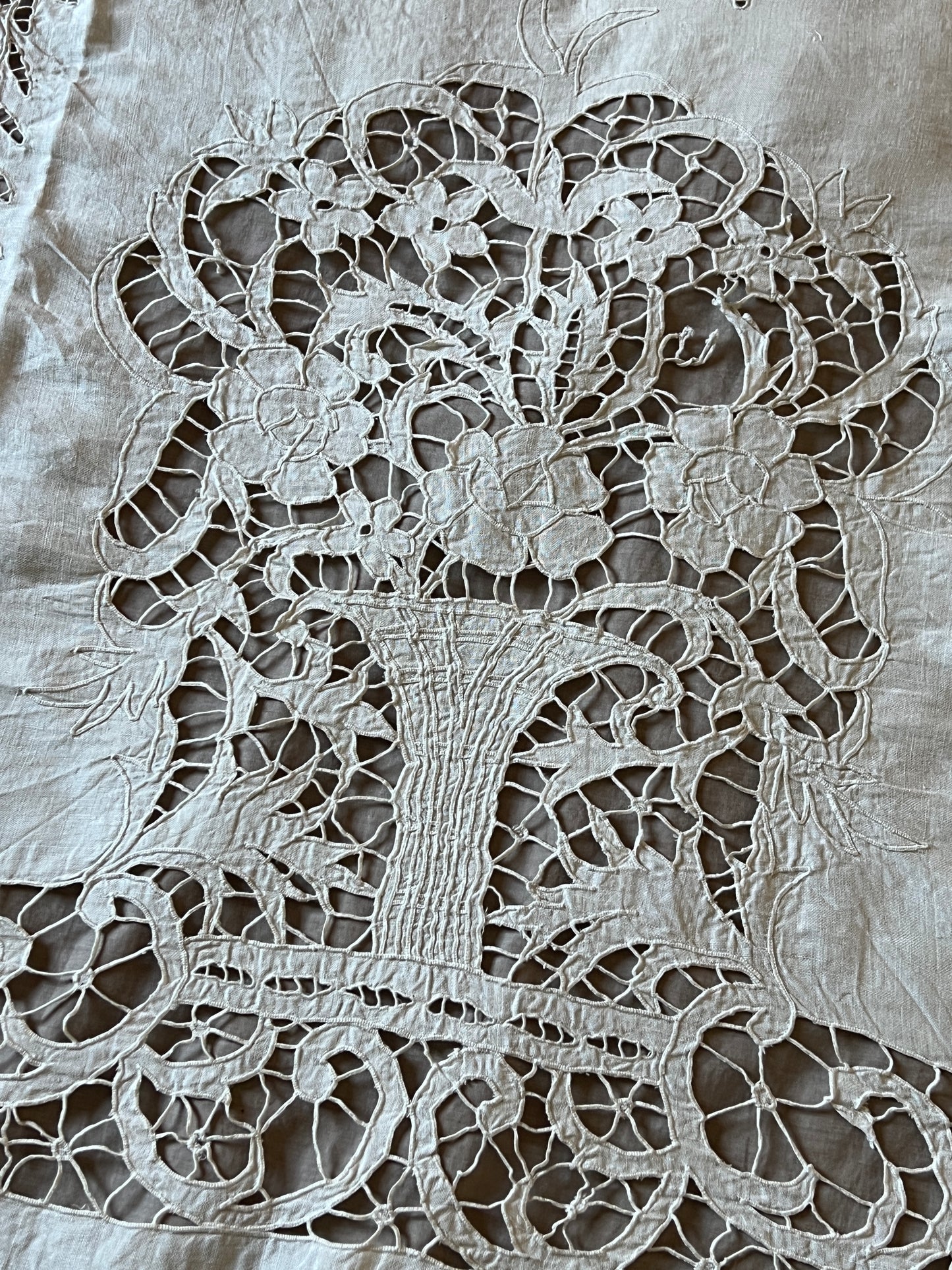 レースと刺繍のクロス