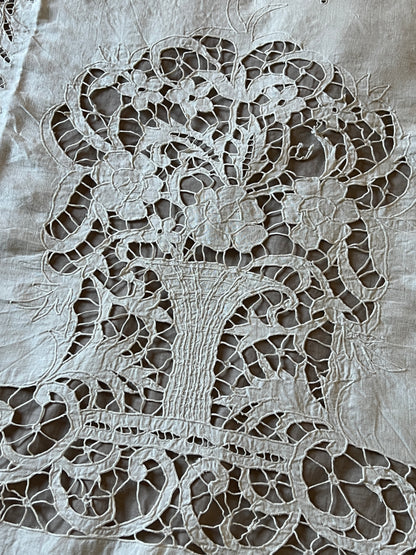 レースと刺繍のクロス