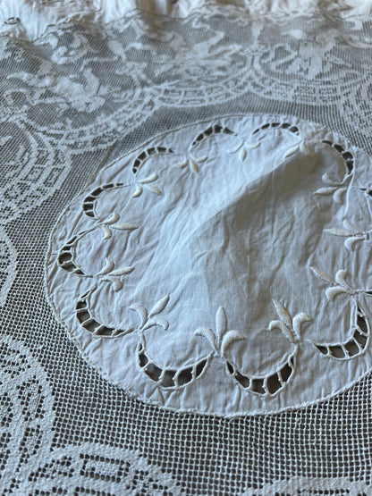 刺繍とレースの円形クロス(天使)