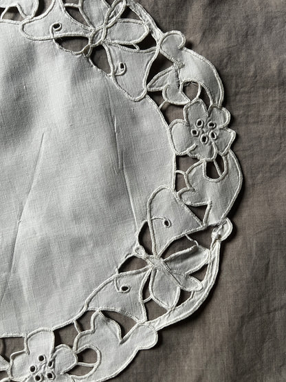 ★カットワークドイリー