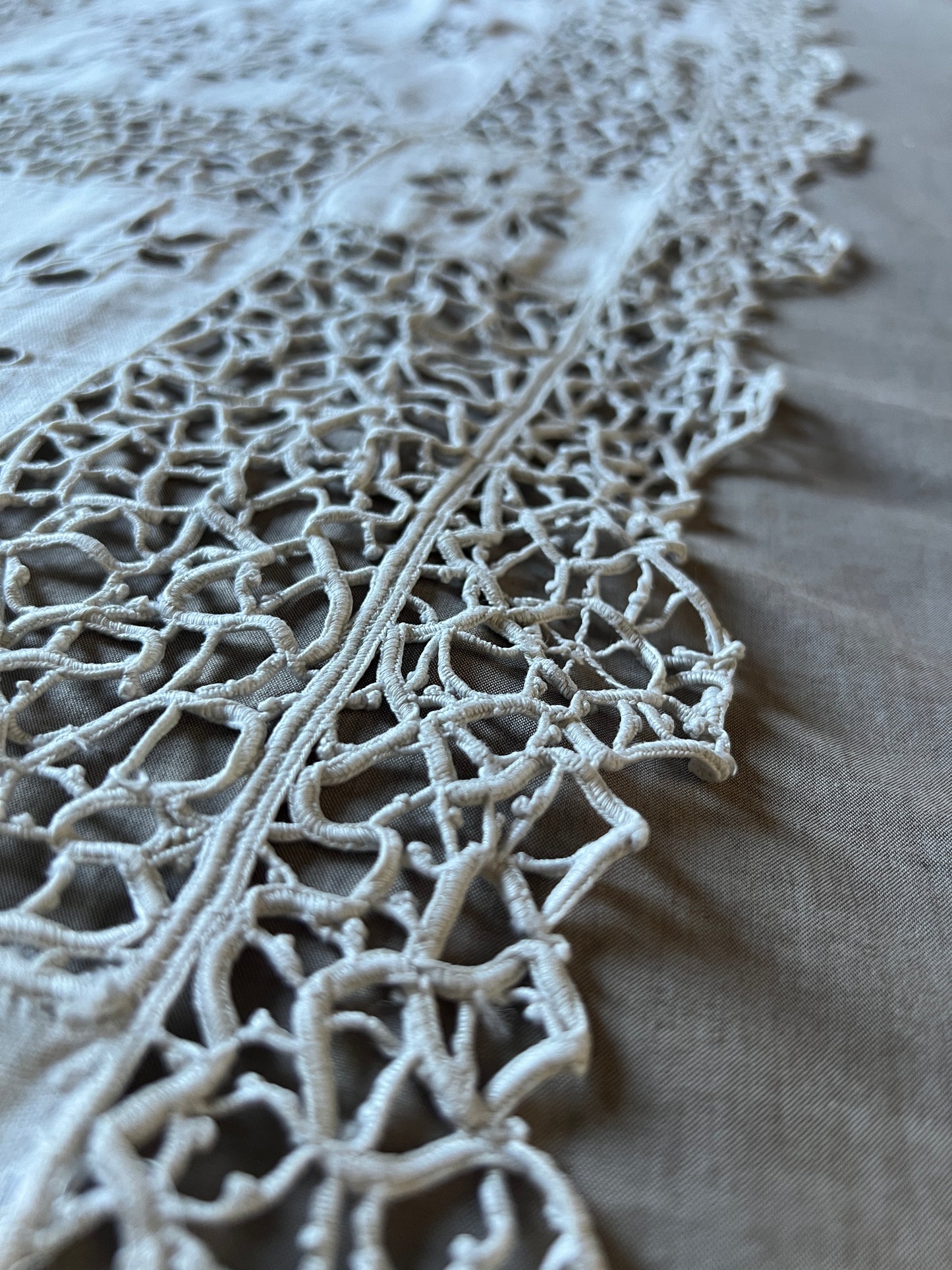 レースと刺繍のテーブルセンター