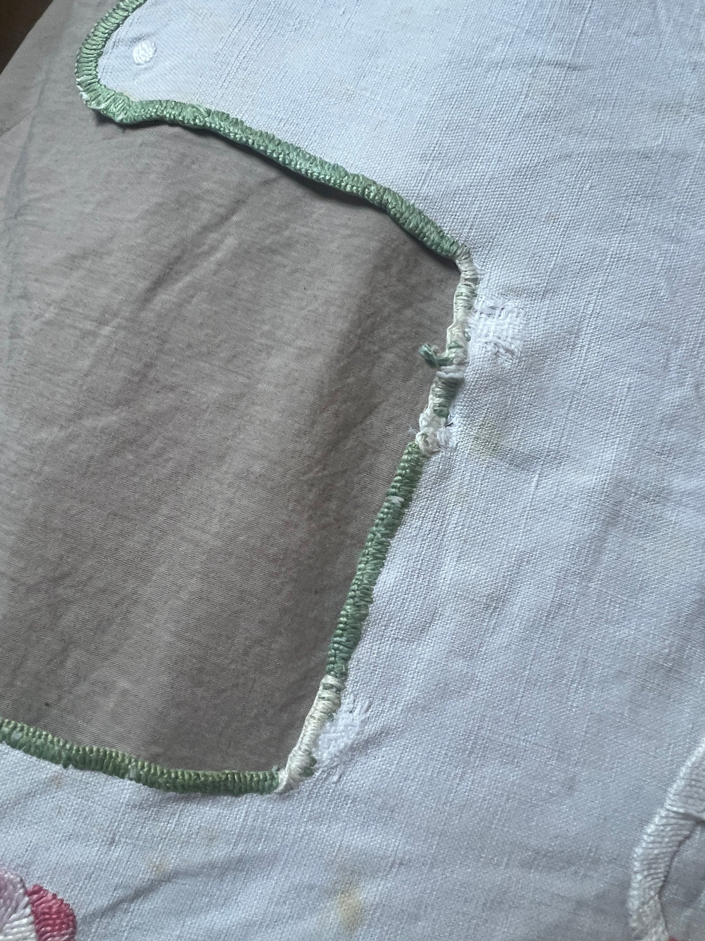 花の刺繍の棚飾り