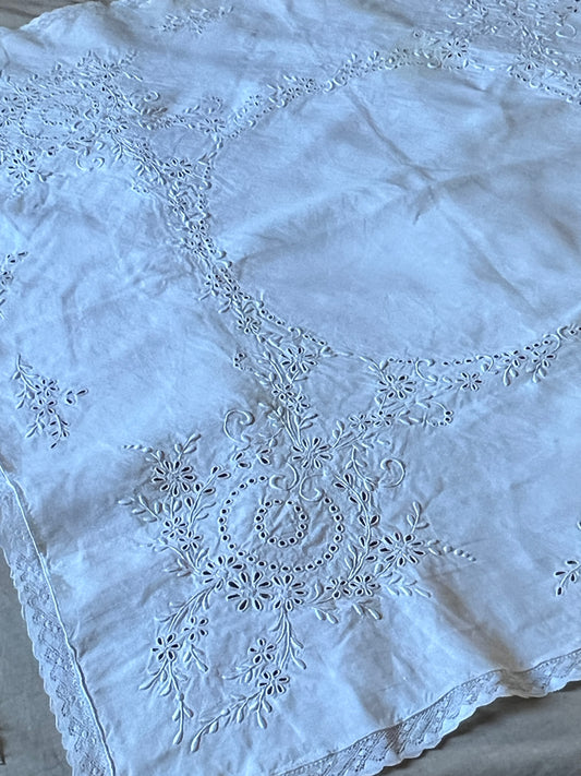 カットワーク刺繍の正方形クロス