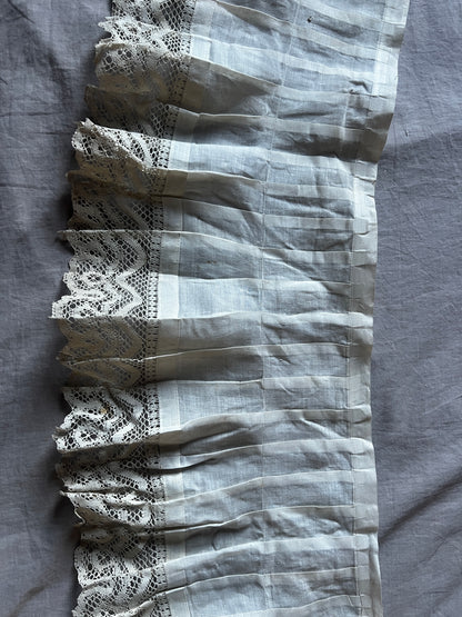 プリーツとレースの裾飾り