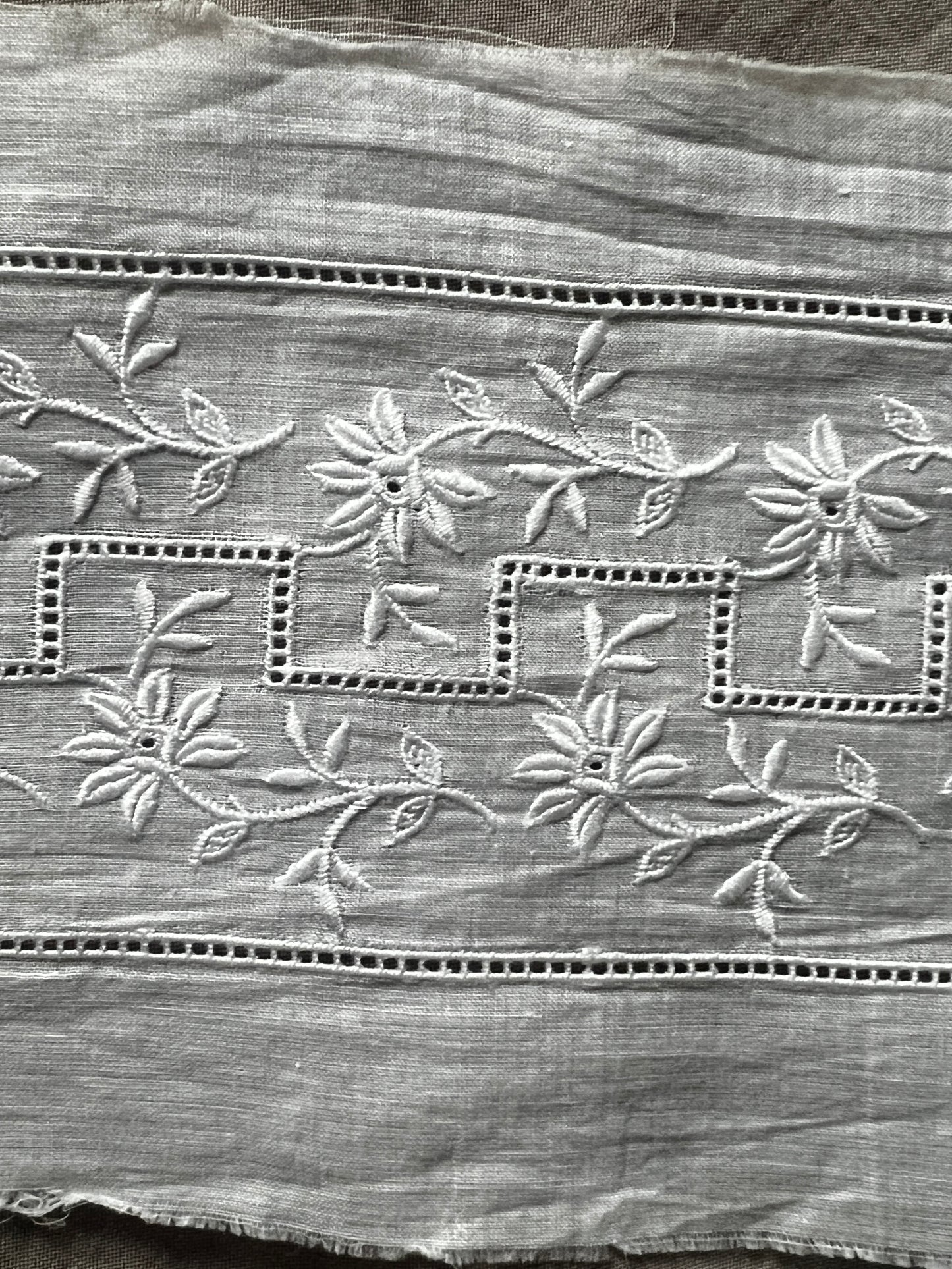 ★白刺繍トリム