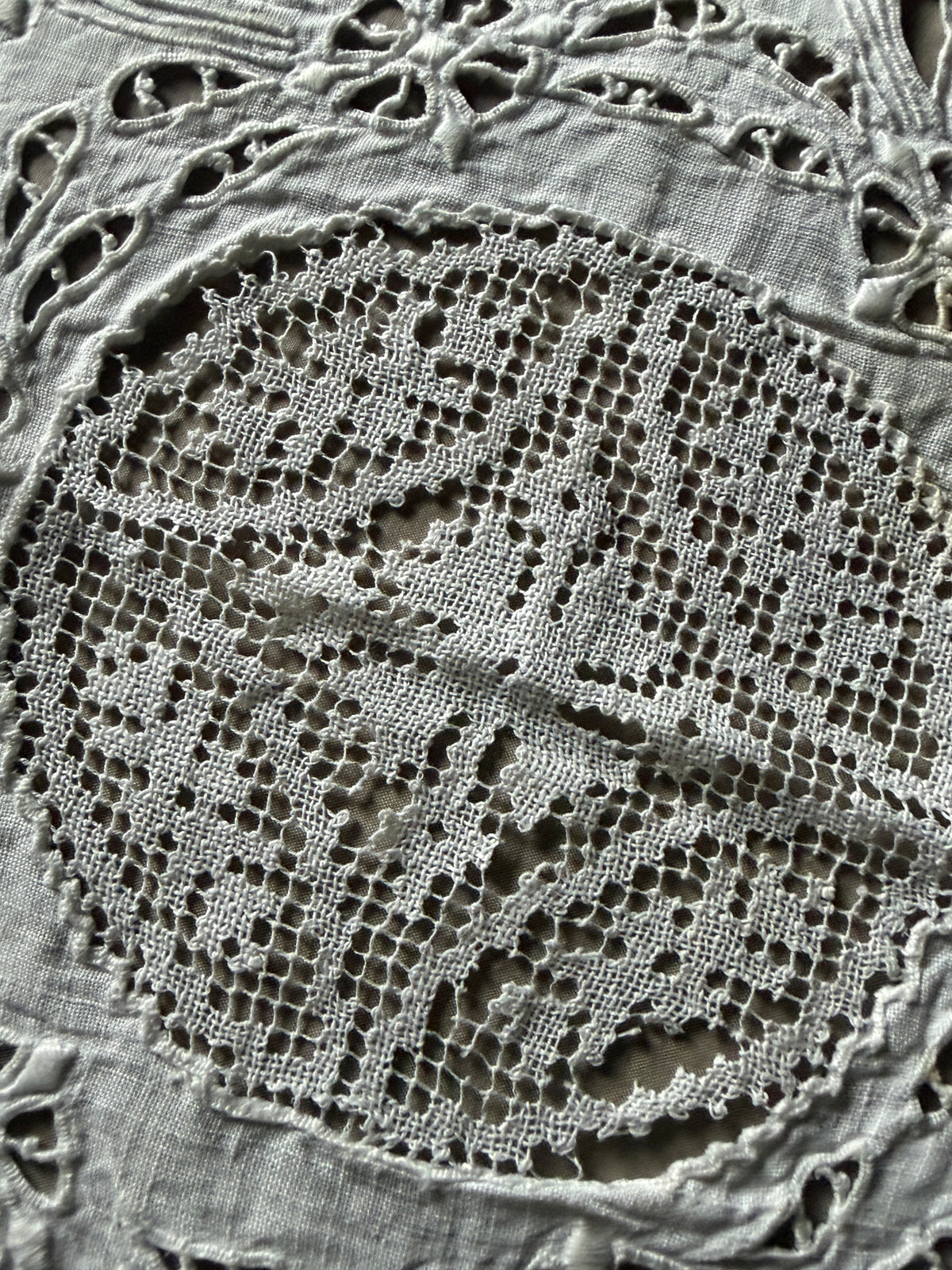 カットワーク刺繍の円形クロス