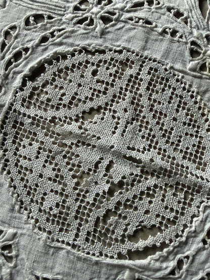 カットワーク刺繍の円形クロス