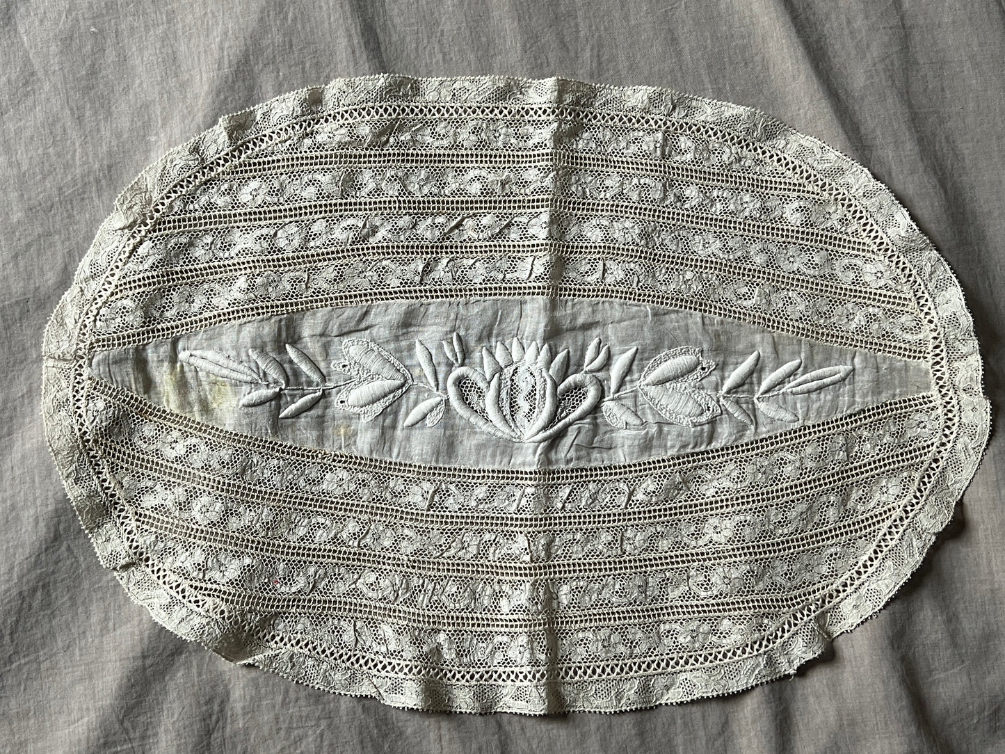 刺繍とレースの楕円クロス