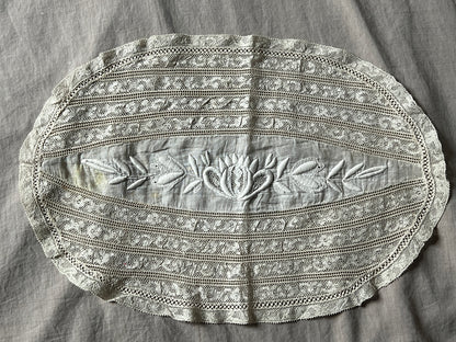 刺繍とレースの楕円クロス