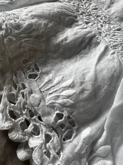 白刺繍のドレスパーツ