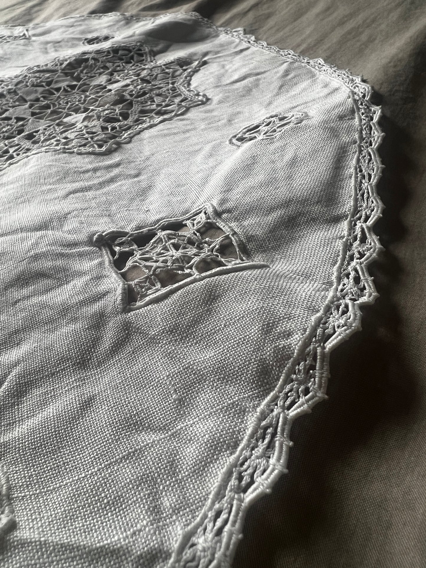 レースモチーフ円形クロス