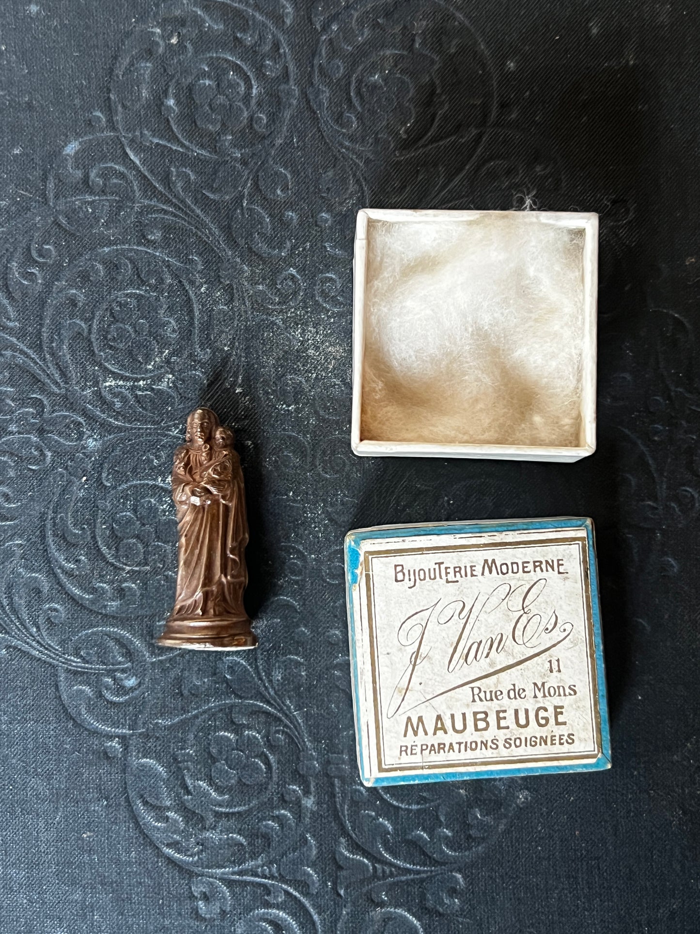 紙箱入りミニチュア母子像