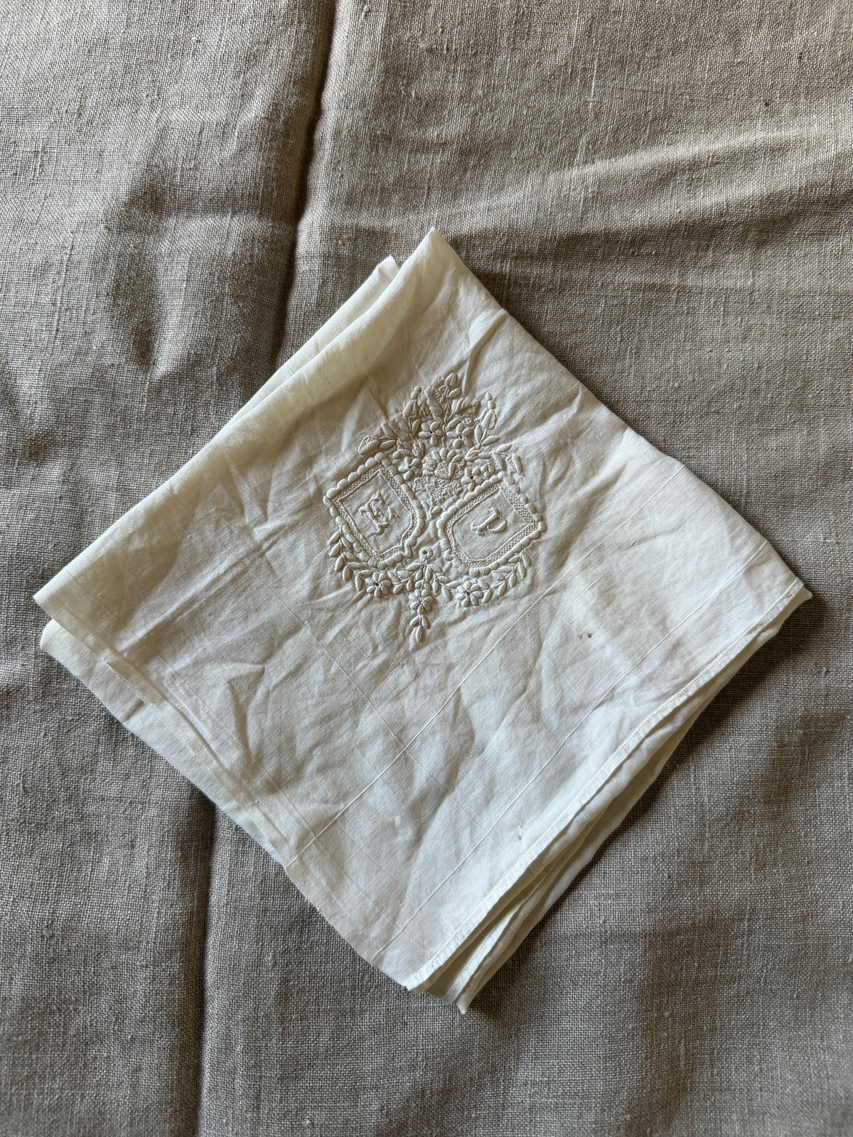モノグラム刺繍ハンカチ