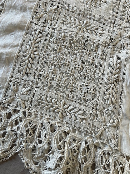 レースと刺繍の飾り布