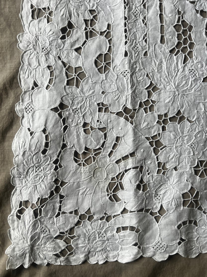 カットワーク刺繍クロス