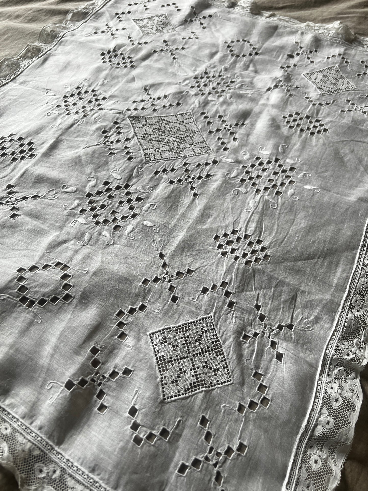 レースと刺繍の長方形クロス