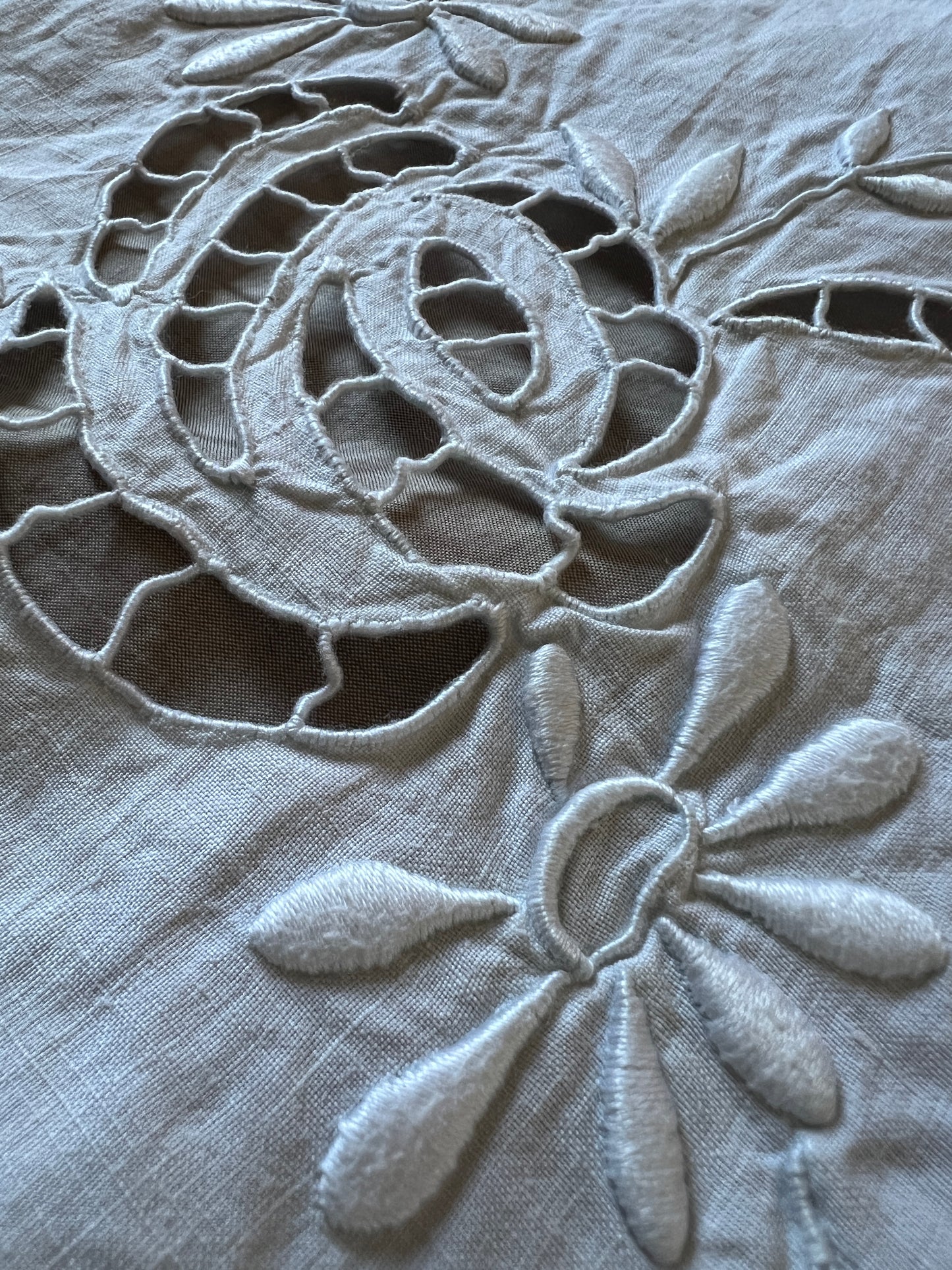 レースと刺繍のクロス