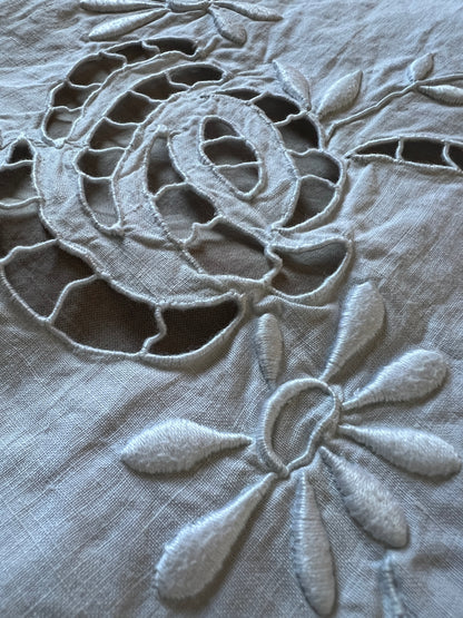 レースと刺繍のクロス