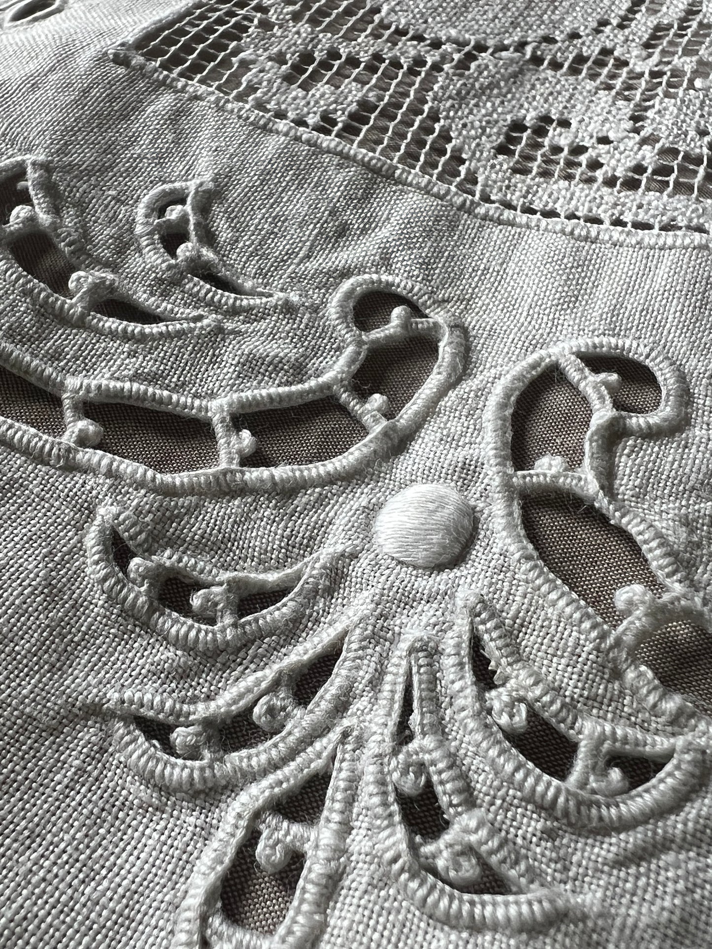 レースと刺繍のクロス