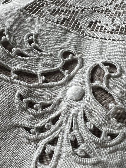 レースと刺繍のクロス