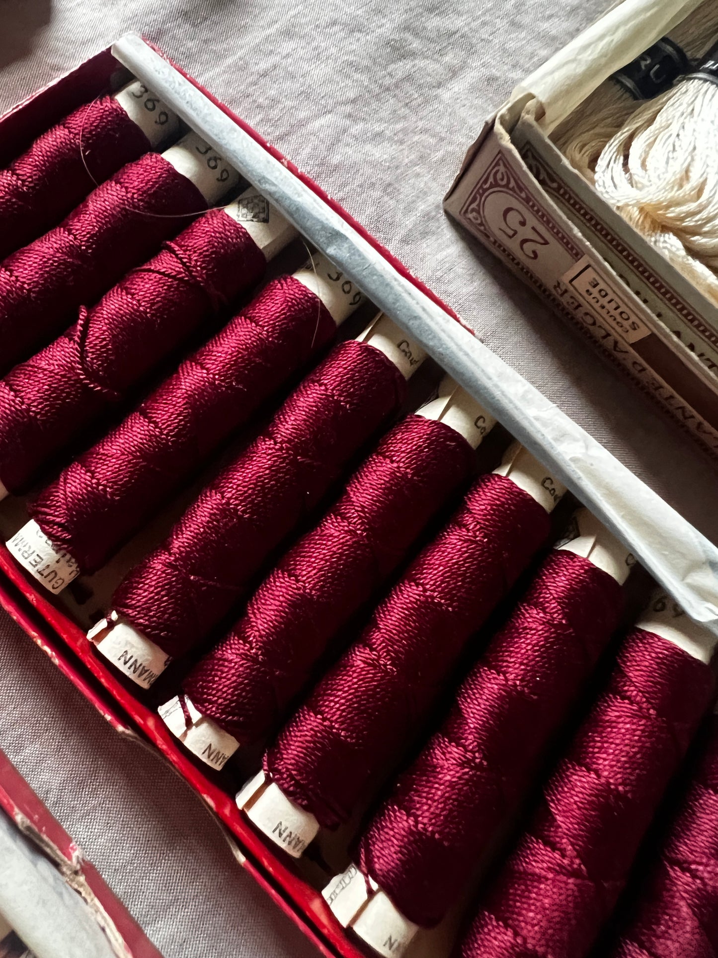 紙箱入り糸セット