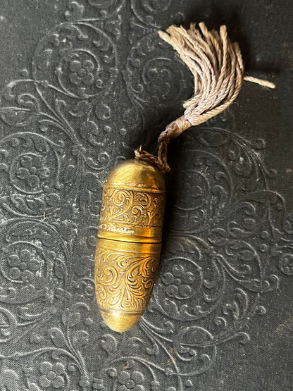 メタルケースの裁縫セット