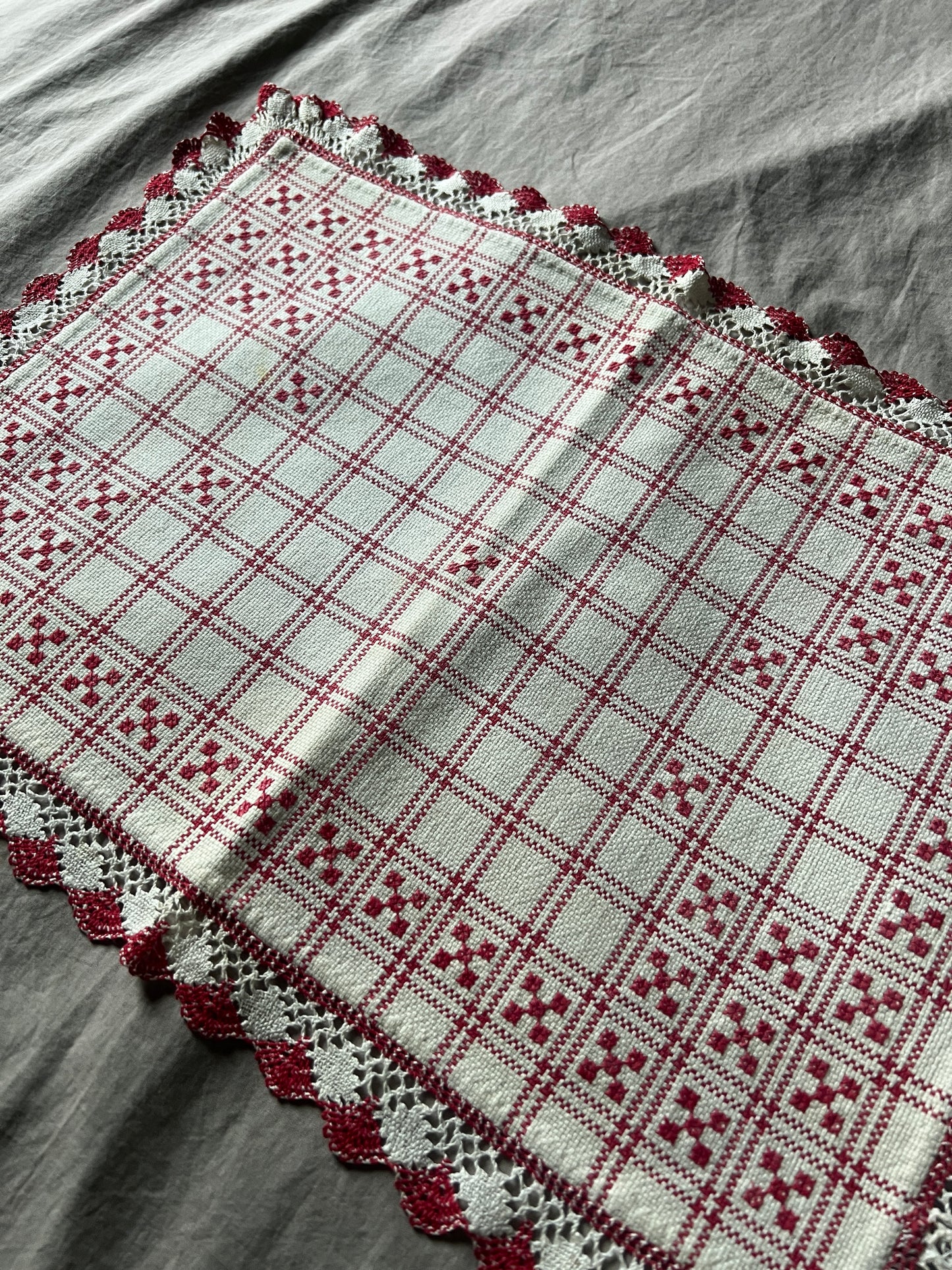 赤糸刺繍クロス