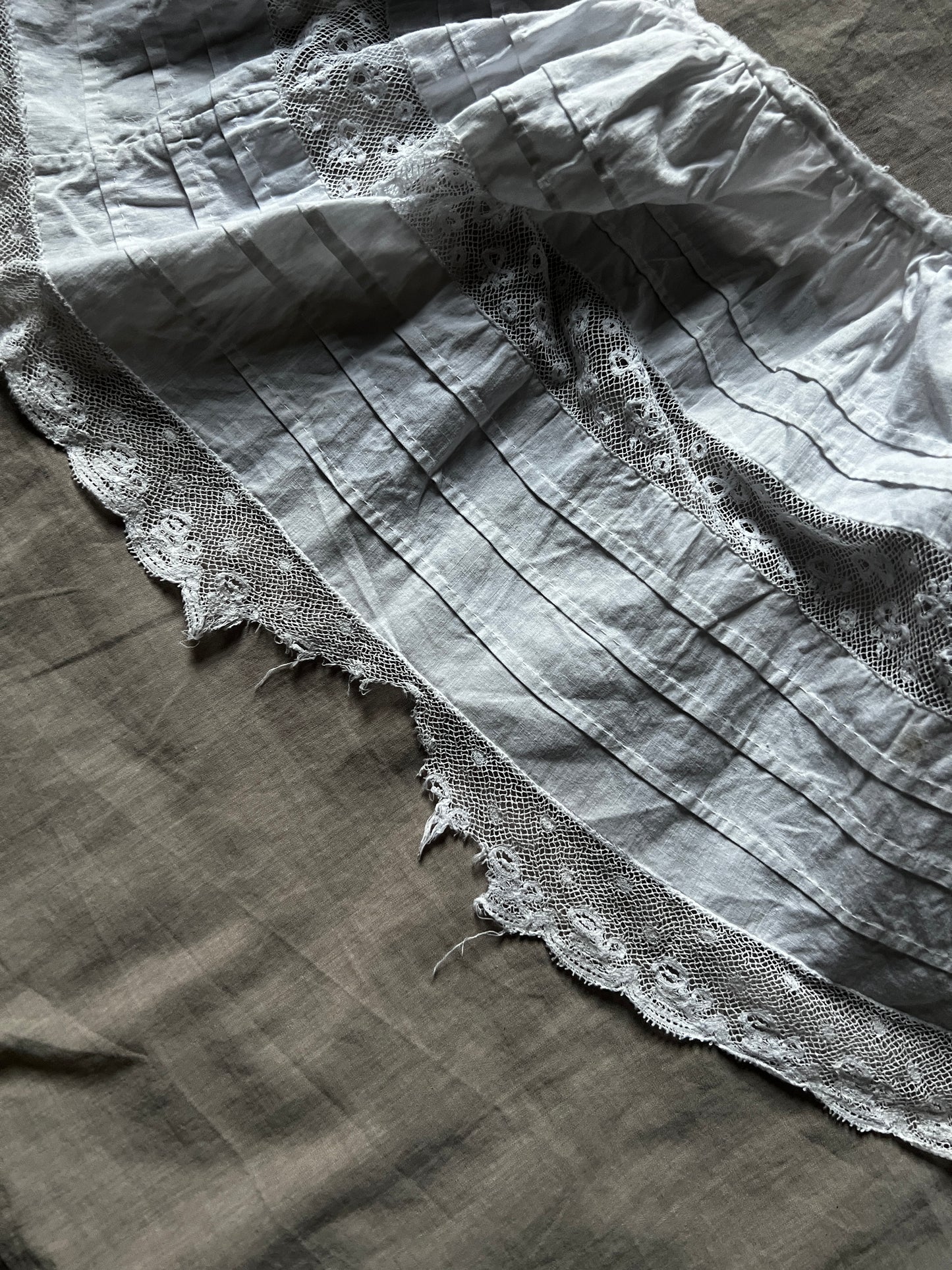 レースフリルのドレス裾