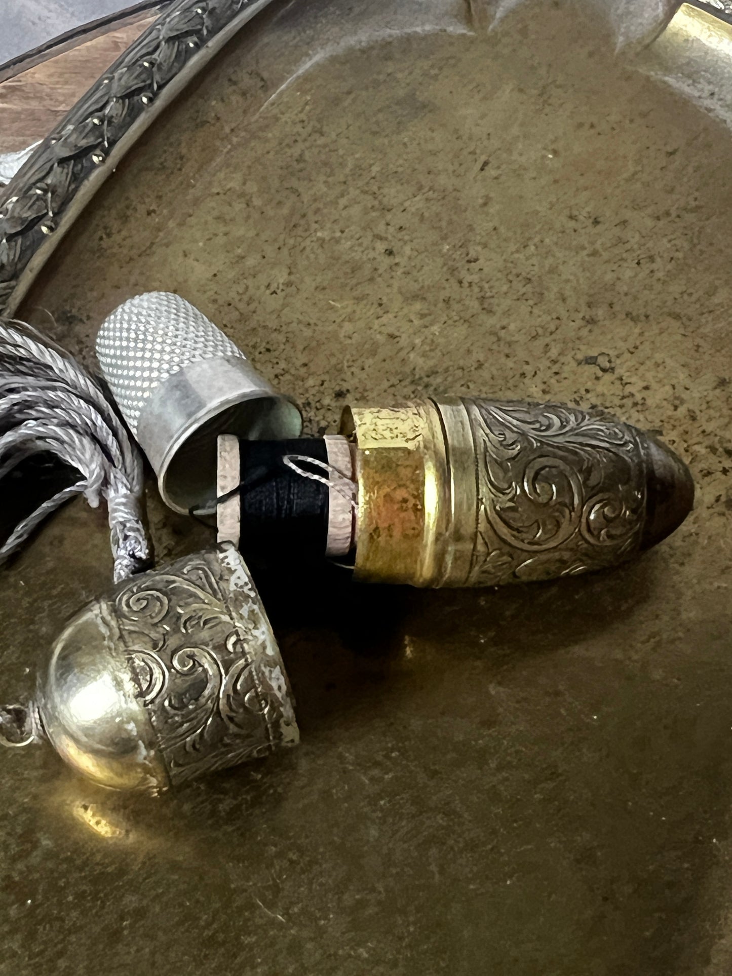 メタルケースの裁縫セット