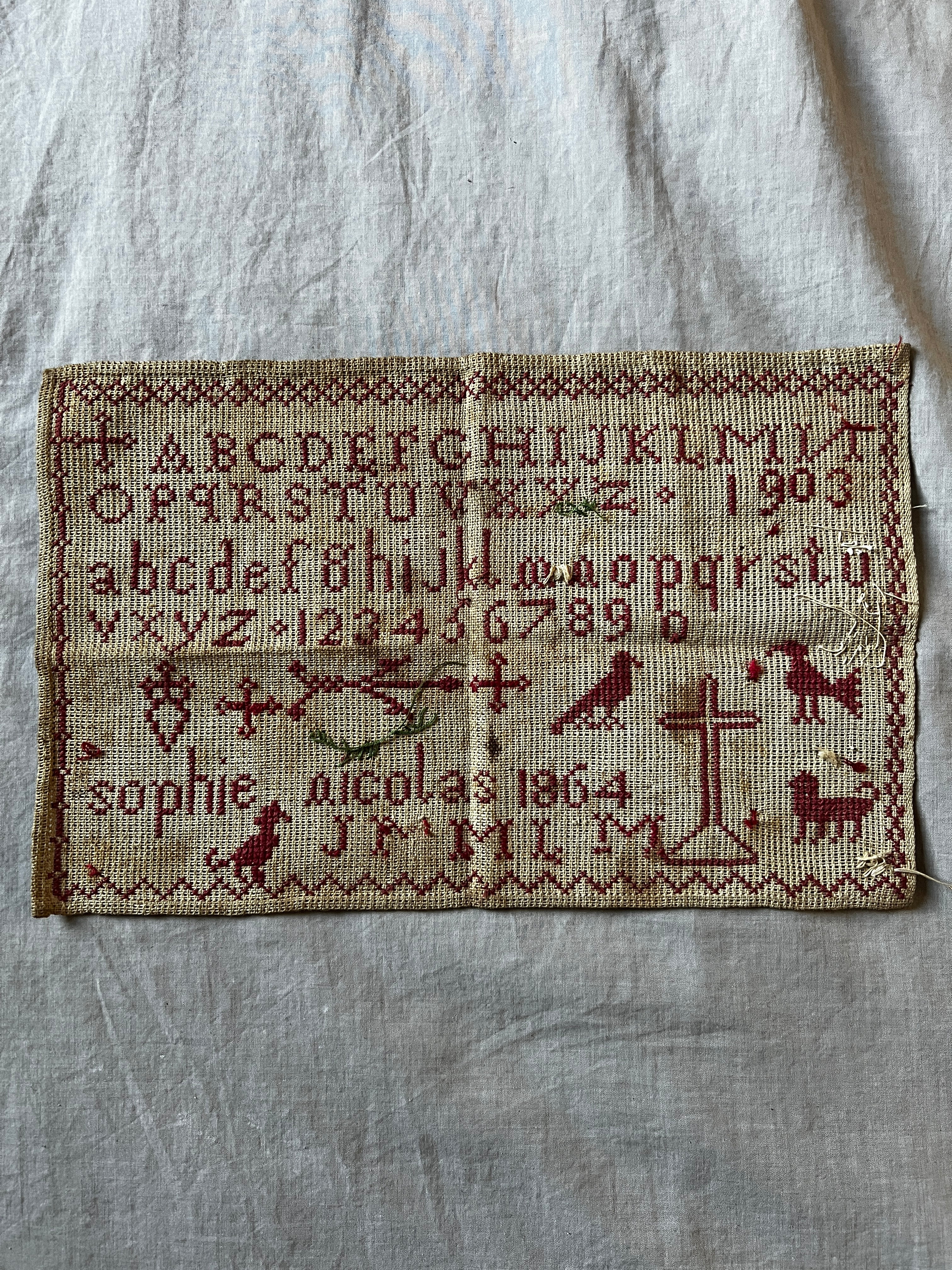 赤糸刺繍サンプラー – France Antique 銀色アンティーク