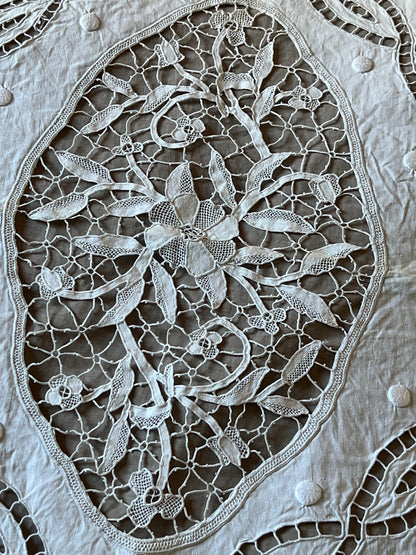 レースと刺繍のクロス