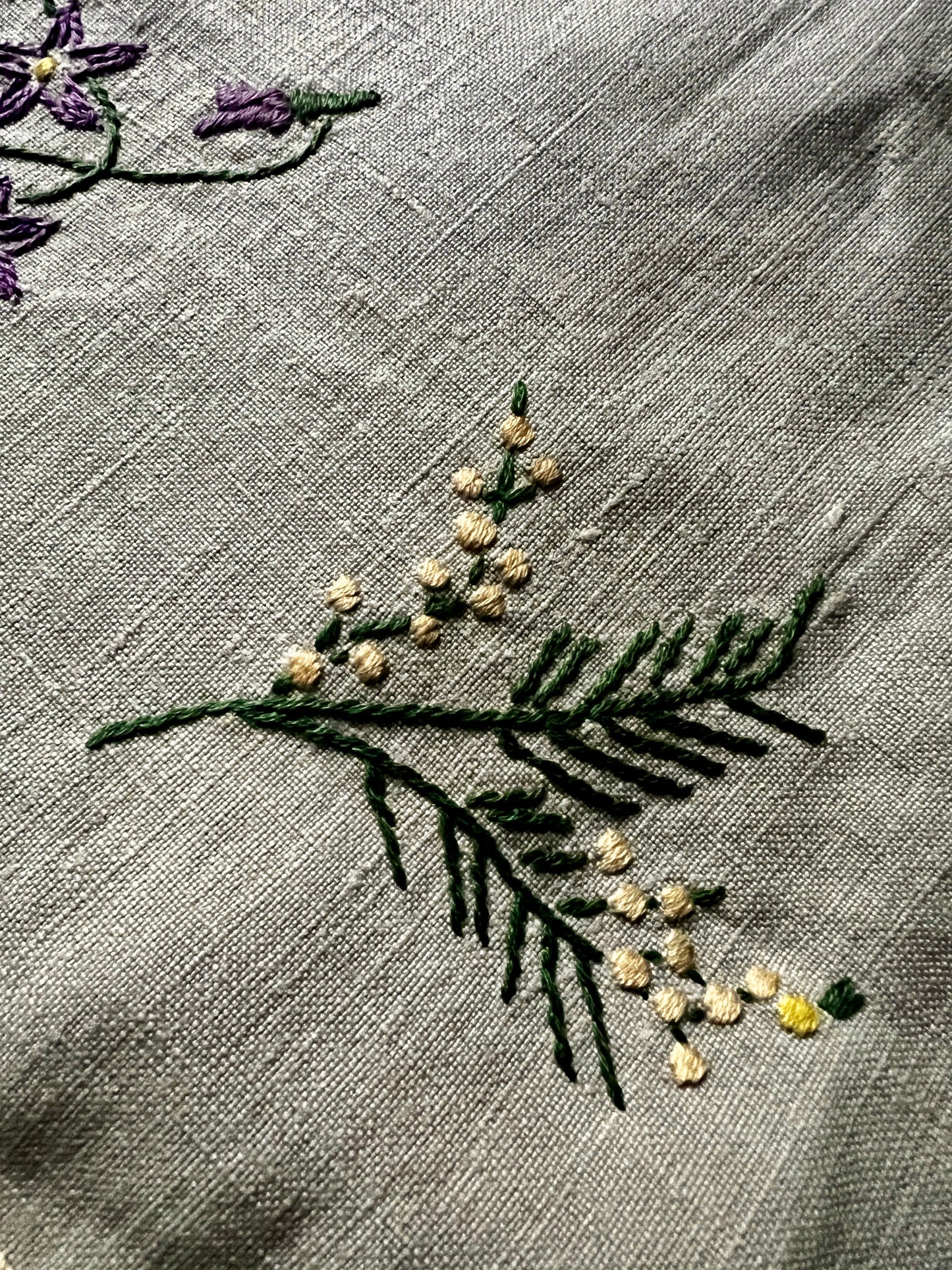 色刺繍リネンクロス