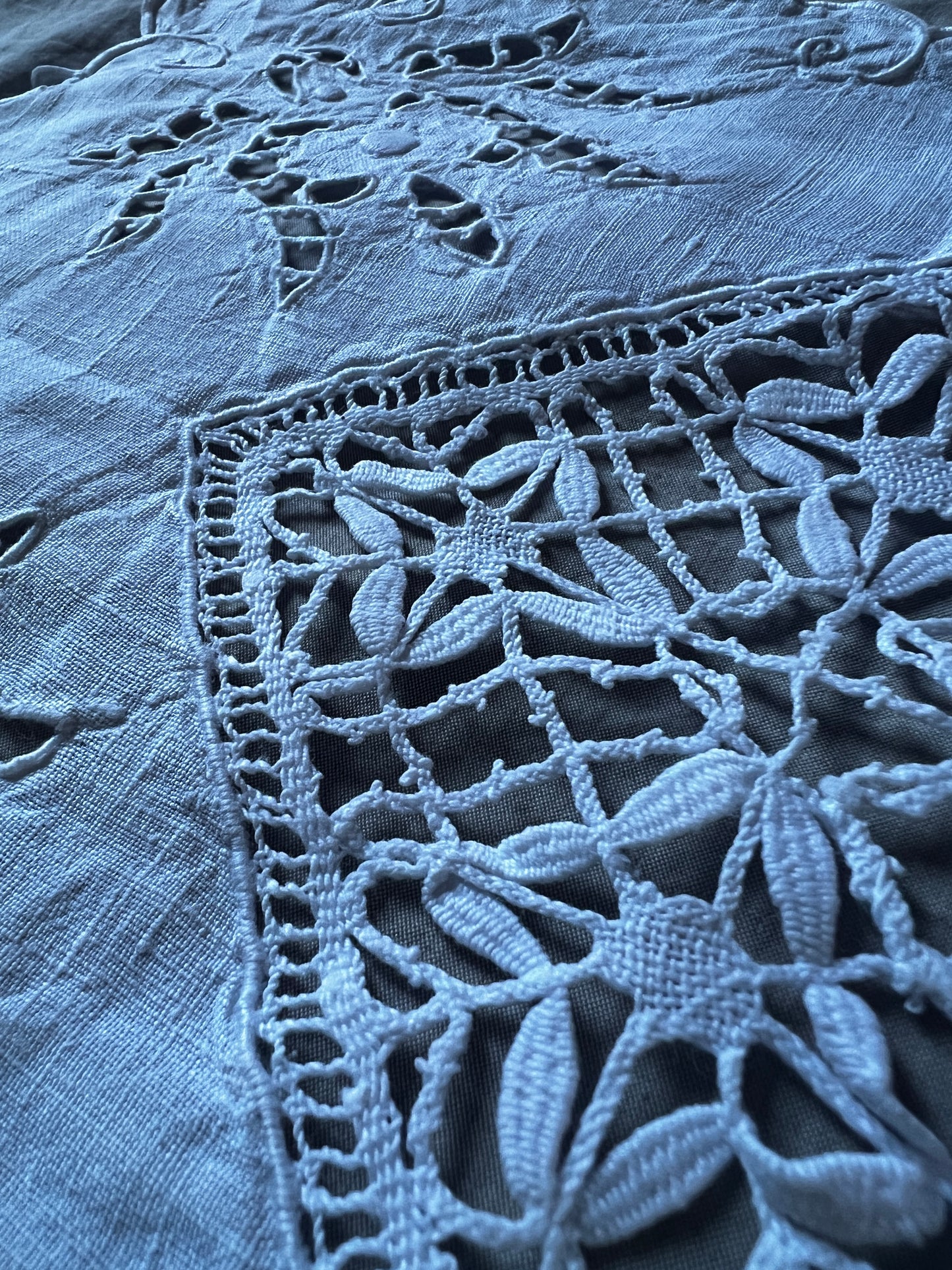 レースと刺繍のクロス