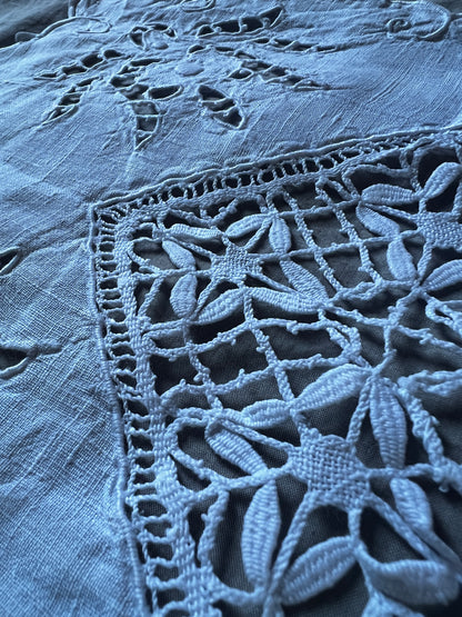 レースと刺繍のクロス