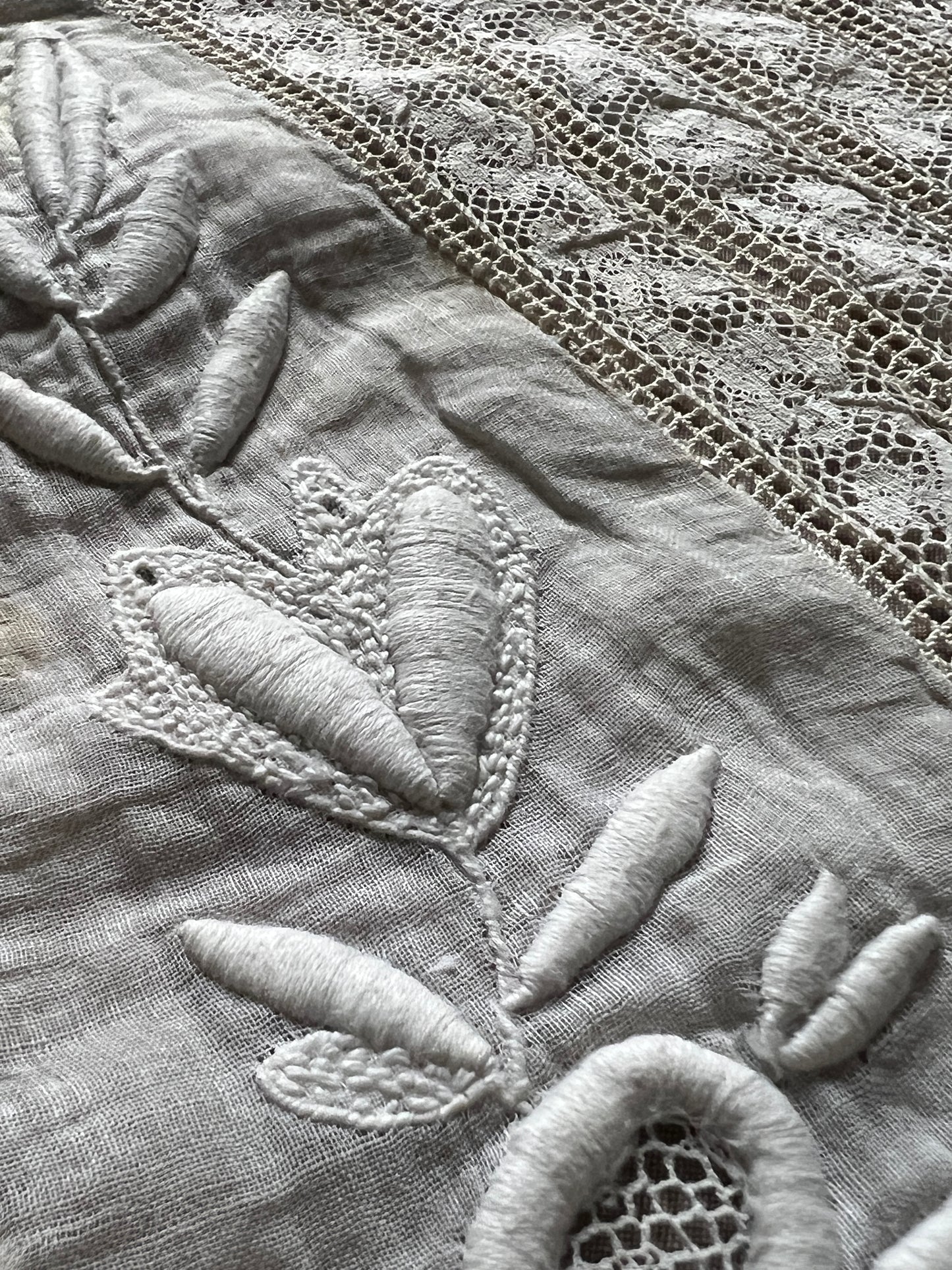 刺繍とレースの楕円クロス