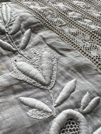 刺繍とレースの楕円クロス