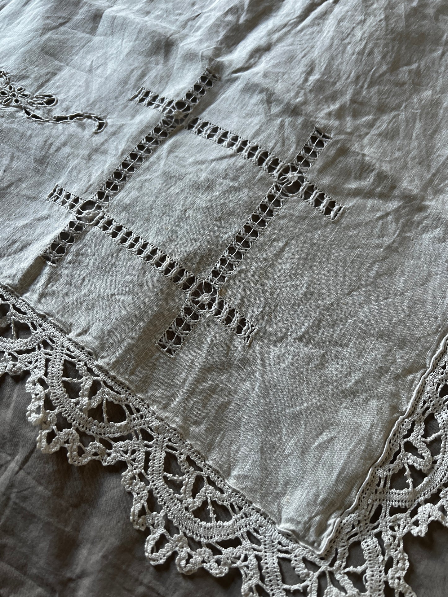 刺繍とレースのリネン
