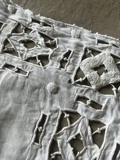 カットワーク刺繍リネンクロス