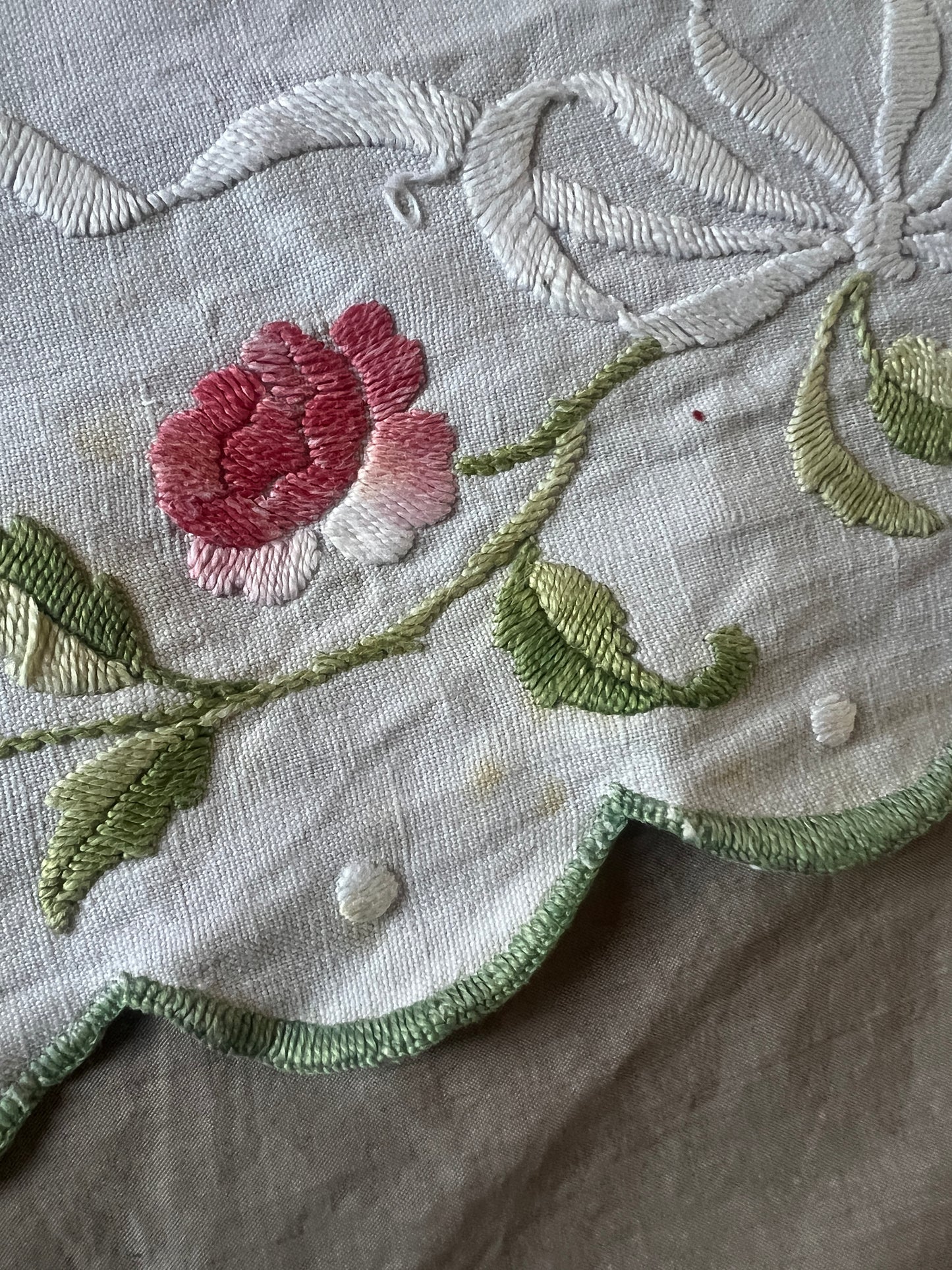 花の刺繍の棚飾り