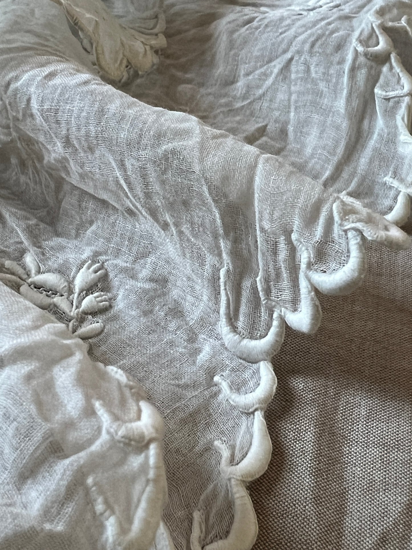白刺繍フリルショール