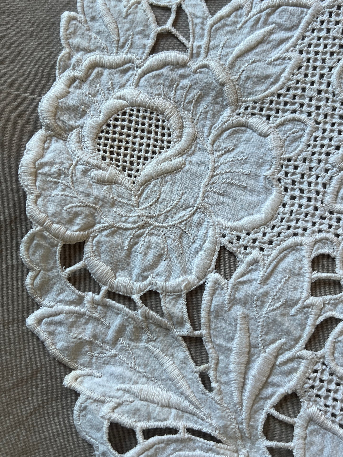 白刺繍円形クロス