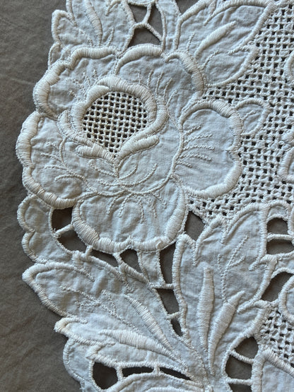白刺繍円形クロス