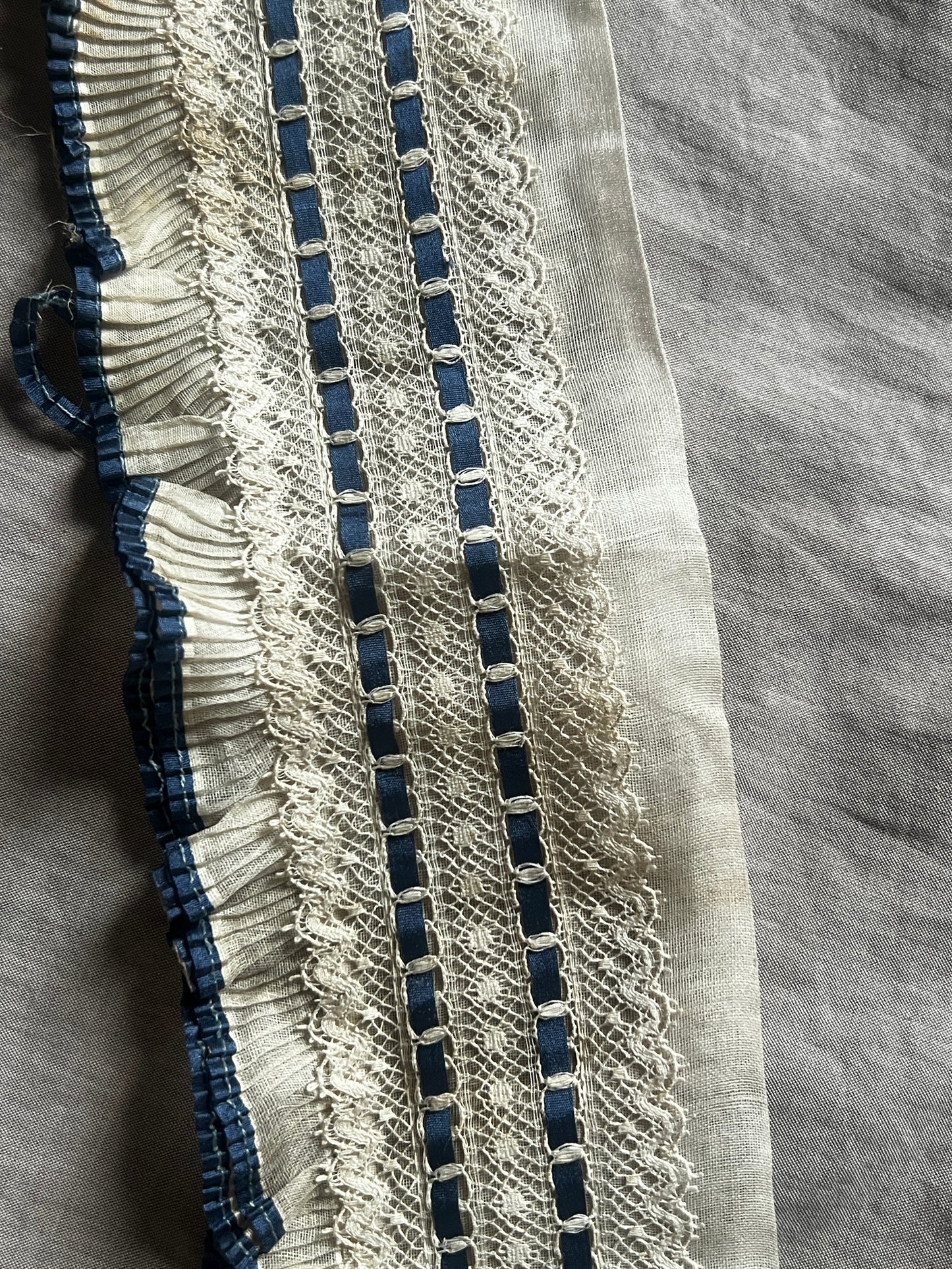 レースとフリルのプリーツ飾り