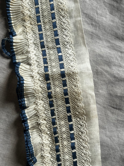 レースとフリルのプリーツ飾り