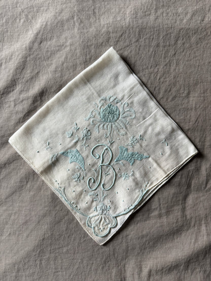 モノグラム刺繍のハンカチ
